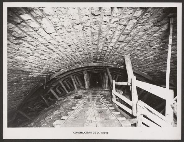 Tunnel de la Croix-Rousse, construction de la voûte: tirage photo NB (1940-1952, cote : 2PH/296)