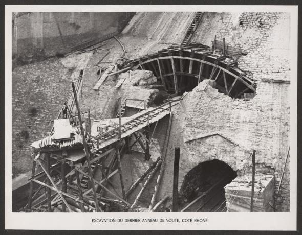Tunnel de la Croix-Rousse, excavation du dernier anneau de la voûte côté Rhône: tirage photo NB (1940-1952, cote : 2PH/296)