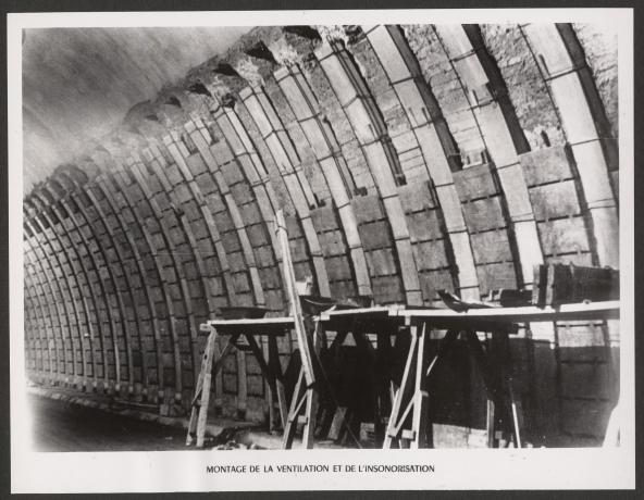 Tunnel de la Croix-Rousse, montage de la ventilation et de l'insonorisation : tirage photo NB (1940-1952, cote : 2PH/296)