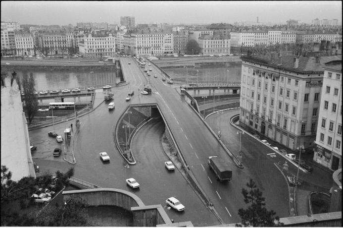 Tunnel de la Croix-Rousse, sortie côté Rhône pont de Lattre de Tassigny : photo négative NB (années 1960, cote : 38PH/107/3)