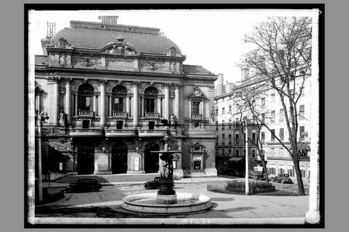 La place des Célestins vers 1937-1942, photographie négative sur plaque de verre, cliché du service de la voirie (cote : 3PH/370)