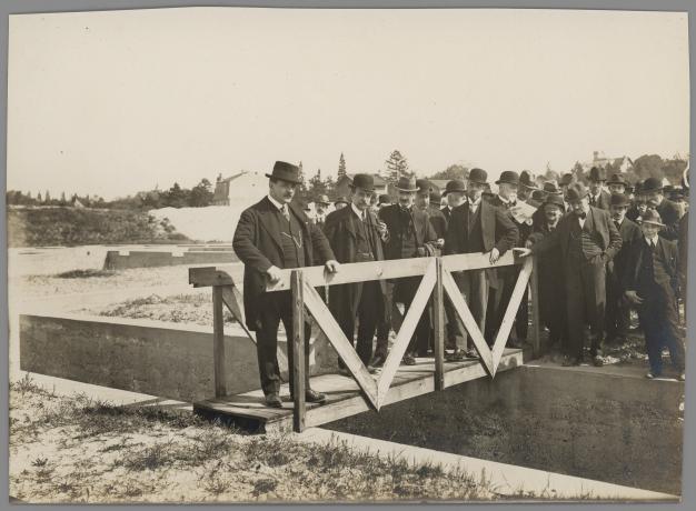 Edouard Herriot en visite du chantier de l'hôpital Grange-Blanche : tirage photo NB (vers 1920, cote : 484WP/3)