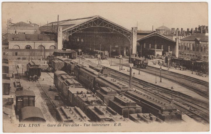 Gare de Perrache vue de l'Ouest, avec à droite l'hôtel des Postes (vers 1926, cote : 4FI/11663)