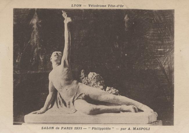 L'une des 4 statues du mur d'enceinte du vélodrome, représentant Philippidès, coursier athénien après son exploit à Marathon, par A. Maspoli : carte postale (s.d., cote : 4FI/553)