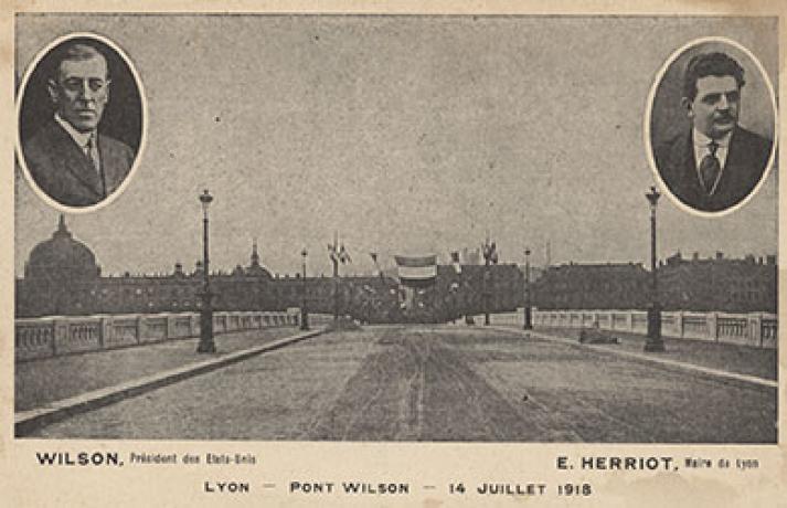 Edouard Herriot et le président des Etats-Unis Wilson réunis par l'inauguration du pont Wilson le 14/07/1918 : carte postale (1918, cote : 4FI/3102)