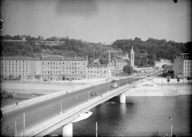 Tunnel de la Croix-Rousse, entrée côté Saône, nouvelle église Saint-Charles et pont Clémenceau : photo NB sur plaque de verre (1955, cliché Edmond Permet ou Emile Poix, cote : 8PH/90)