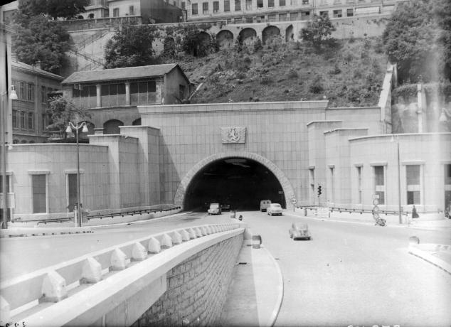 Tunnel de la Croix-Rousse, entrée côté Rhône : photo NB sur plaque de verre (vers 1960, cliché Edmond Permet ou Emile Poix, cote : 8PH/272)