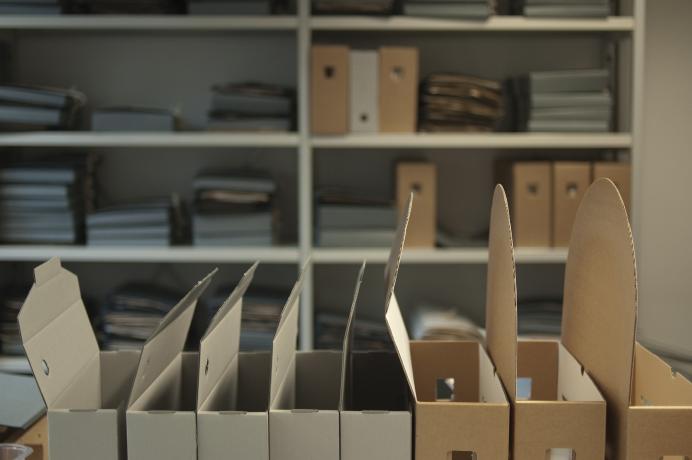 Classer : préparation des boîtes pour le rangement des dossiers traités (2011, non coté)