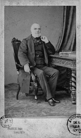 Claude Marius Vaïsse assis sur un fauteuil : portrait photographique NB par Franck (s.d., cote : 1PH/583)
