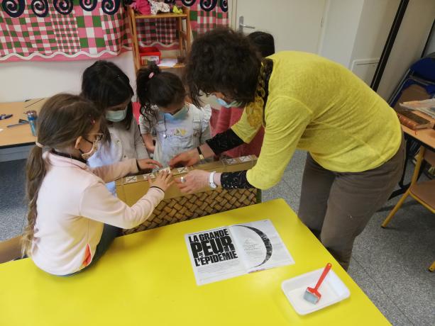 Réalisation du livre géant avec la relieuse Catherine Berger, photo Marie Maniga