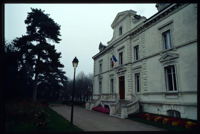 Mairie du 5e arrondissement, façade principale : diapositive couleur par Massin, fonds de la communication interne (1991, cote : 1508WP/20)