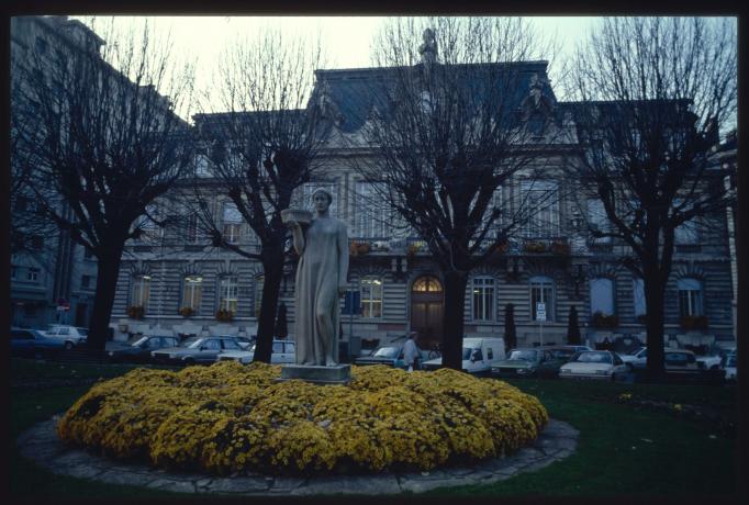 Mairie du 7e arrondissement, façade principale : diapositive couleur par Massin, fonds de la communication interne (1991, cote : 1508WP/20)