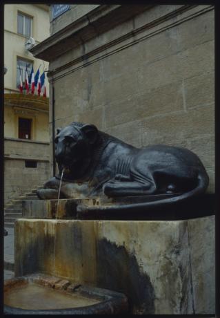 Mairie du 1er arrondissement, façade principale et lion au pied de l'escalier : diapositive couleur par Massin, fonds de la communication interne (1991, cote : 1508WP/20)