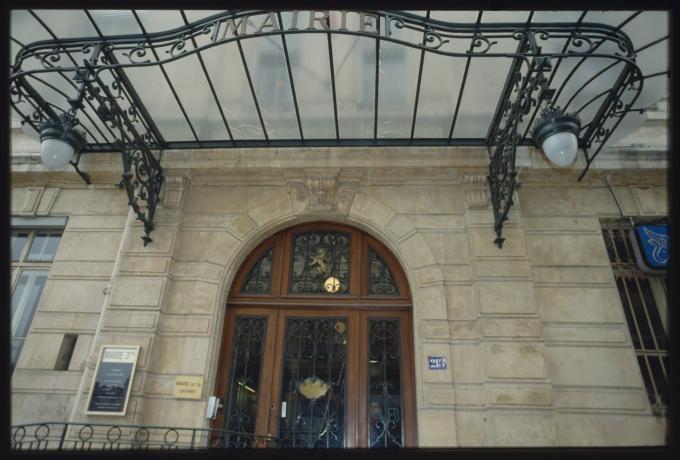 Mairie du 3e arrondissement, marquise de la façade principale : diapositive couleur par Massin, fonds de la communication interne (1991, cote : 1508WP/20)