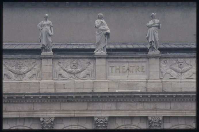 Les muses de l'Opéra : diapositive couleur, cliché anonyme (v. 1980, cote : 1518WP/256/33)