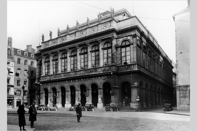 Opéra (Grand Théâtre), façade principale prise de la rue Lafont : tirage photo noir et blanc, cliché anonyme (1936, cote : 1PH/394)