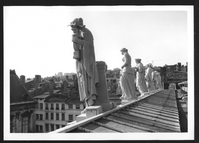 Opéra (Grand Théâtre), muses de la façade de dos : tirage photo N&B, cliché JP Tabey (1974, cote : 1PH/5579, repro commerciale interdite)