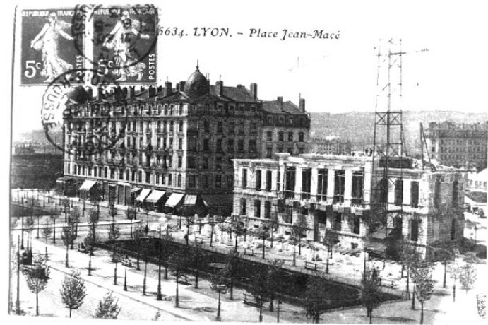 Mairie du 7e arrondissement en cours de construction : reproduction photographique d'une carte postale (avant 1913) par Tabey (s.d., cote : 1PH/4756)
