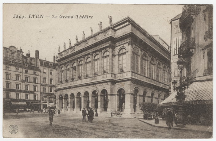 Façade du Grand Théâtre : carte postale noir et blanc, éd. S. Farges (vers 1916, cote : 4FI/1687) 