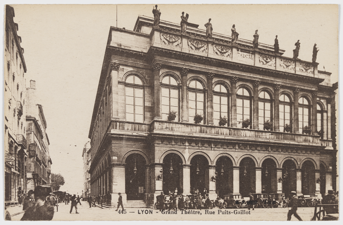 Grand Théâtre, rue Puits-Gaillot, façade principale : carte postale noir et blanc, cliché anonyme (vers 1910, cote : 4FI/8974)