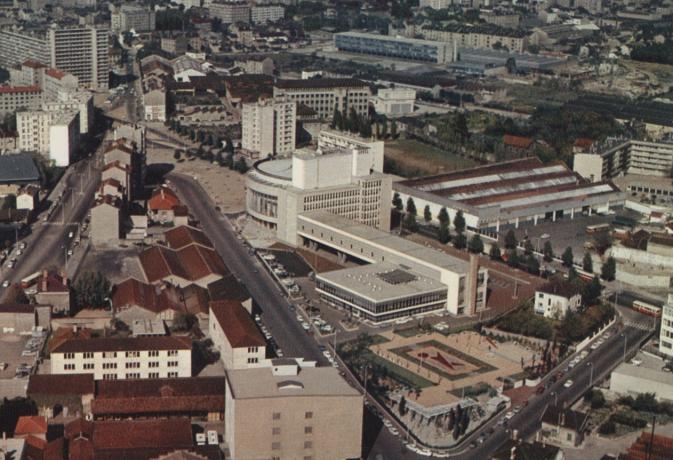 Mairie du 8e arrondissement, vue aérienne : carte postale couleur, CIM (v. 1970, cote : 4FI/5601, détail)