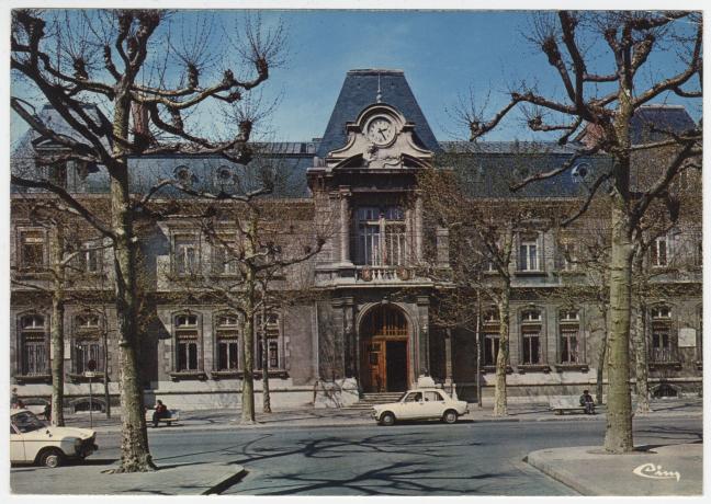 Mairie du 4e arrondissement, façade principale sur le boulevard de la Croix-Rousse : carte postale couleur (v. 1970, cote : 4FI/6011)