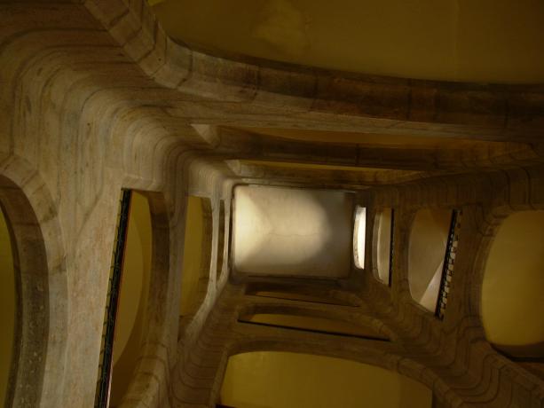 Mairie annexe du 5e arrondissement, escalier intérieur : tirage photographique couleur par Jean-Paul Tabey (1969-2017, cote : 80PH/19, réutilisation commerciale interdite)