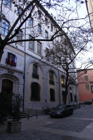 Mairie annexe du 5e arrondissement, façade place du Petit-Collège : tirage photographique couleur par Jean-Paul Tabey (1969-2017, cote : 80PH/39, réutilisation commerciale interdite)