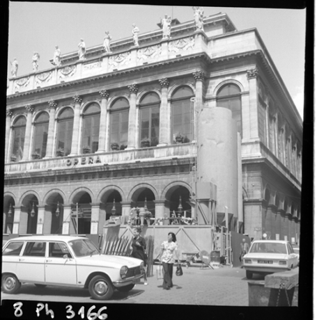 La façade principale de l'Opéra lors de la construction du métro : négatif N&B, cliché E. Poix (1975, cote : 8PH/3166)