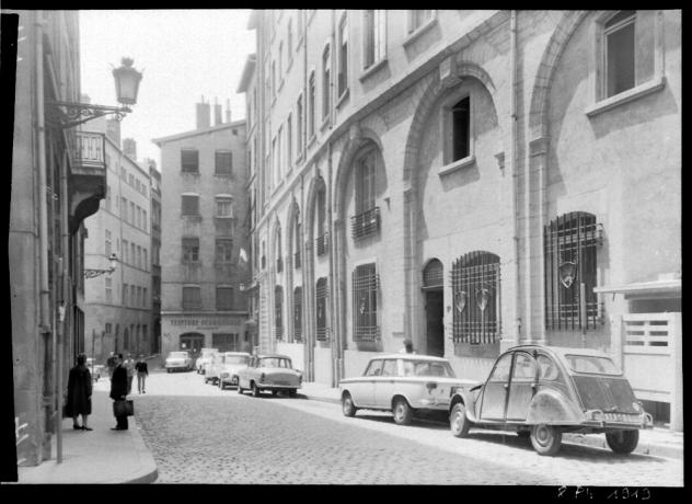 Mairie annexe du 5e arrondissement, façade place du Petit-Collège : photographie N&B sur film souple par Emile Poix (vers 1970, cote : 8PH/1919)