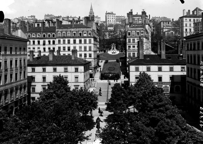 Mairie du 1er arrondissement, façade sur la place Sathonay : photographie N&B sur plaque de verre par Edmond Pernet (s.d., cote : 8PH/297)