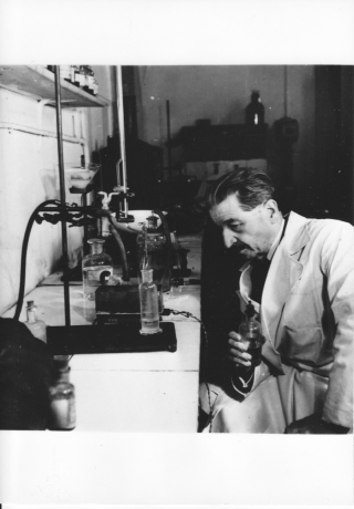 Edmond Locard dans son laboratoire - 99ph_stagnara_2