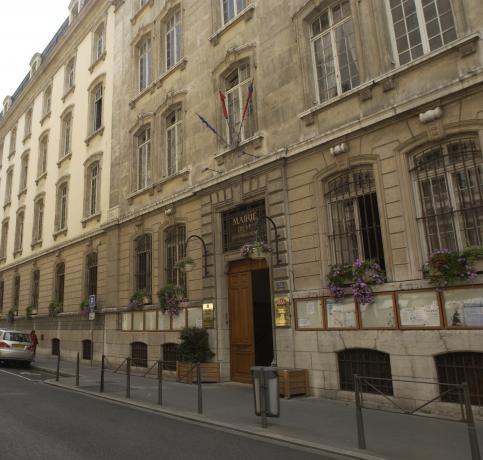 Mairie du 6e arrondissement, façade rue de Sèze : cliché numérique couleur par Muriel Chaulet (15/07/2003, communication externe, non coté)