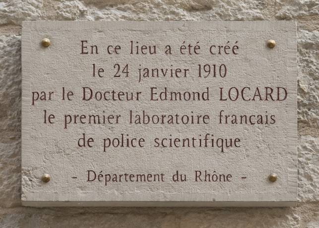 Plaque en mémoire d'Edmond Locard, apposée sur le palais de justice de Lyon le 8 avril 2010 - labo_police_11