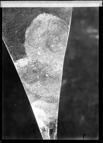Relevé d'empreintes sur un fragment de verre - labo_police_15