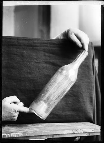 Manière de tenir une bouteille portant des empreintes digitales - labo_police_18