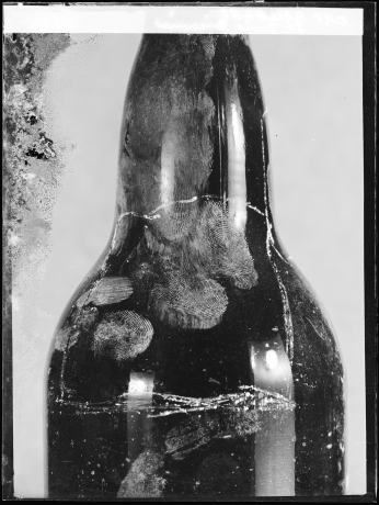 Empreintes digitales sur une bouteille en verre - labo_police_24