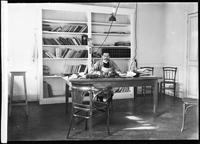 Edmond Locard à son bureau - labo_police_6