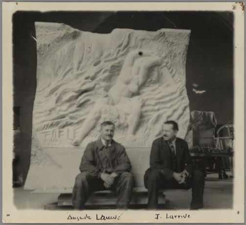 Portrait des frères Larrivé devant une sculpture : tirage photo NB (sans date, cote : 176II/1)