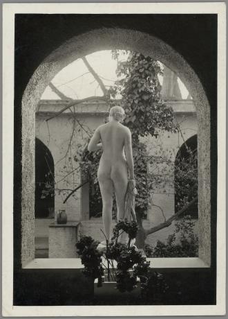 Villa de Tony Garnier, sculpture d'une baigneuse par JB Larrivé : tirage photo NB (sans date, cote : 176II/4)