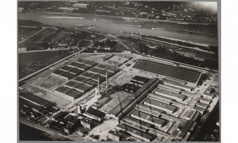 Abattoirs de Gerland, vue aérienne : tirage photo NB, cliché 12e escadrille aérienne. (1930, cote : 1PH/2488/2)