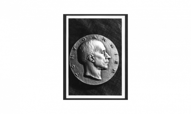 Tony Garnier, médaille par Muller : tirage photo NB d'Henri Hours (1971, cote : 1PH/2773)