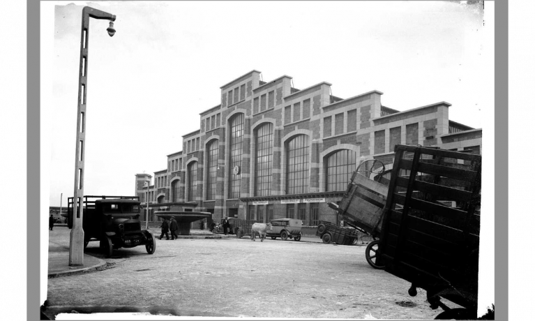 Abattoirs de la Mouche, façade de la halle aux bestiaux : tirage photo NB (1928, cote : 3PH/447)