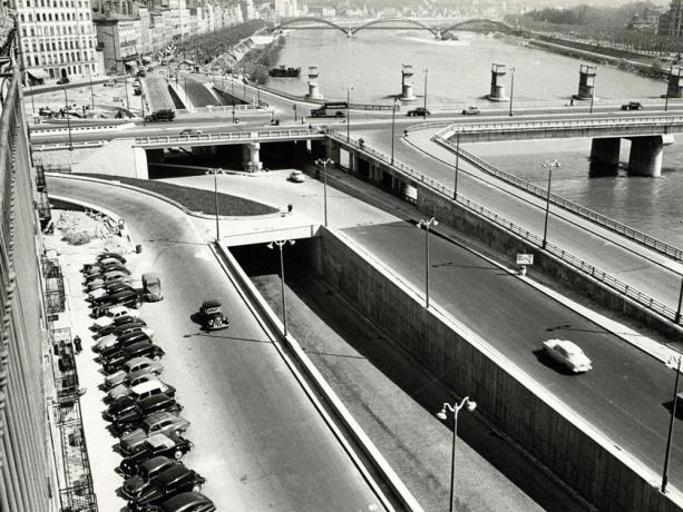 Tunnel de la Croix-Rousse, sortie côté Rhône et début du pont de Lattre de Tassigny, cliché Jean-Paul Tabey (vers 1958, cote : 118PH/13/3ter,  repro commerciale interdite)