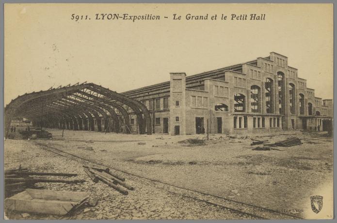 Lyon-Exposition - Le grand et le petit hall (futurs abattoirs de Gerland) : carte postale NB (avant 1914, cote : 4Fi/11)