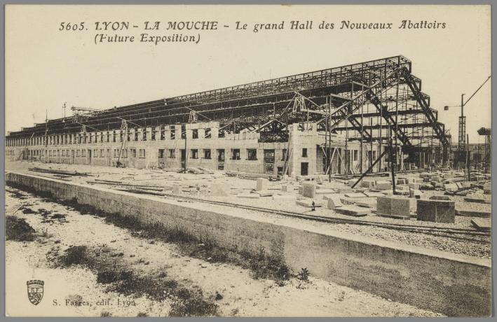 Lyon La Mouche, entrée principale des nouveaux abattoirs : carte postale NB (avant 1914, cote : 4Fi/13)
