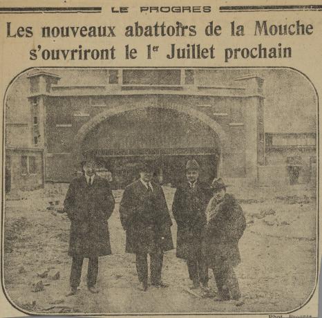 Tony Garnier avec 3 autres hommes devant les abattoirs de la Mouche (Gerland) : coupure de presse (1914, cote : 948WP/18)
