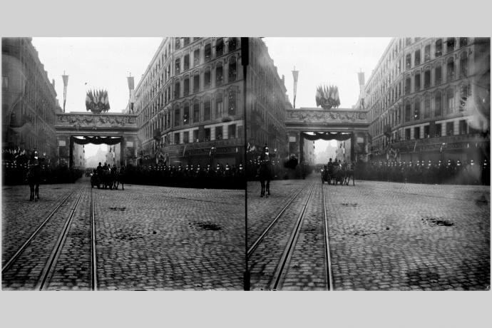 Inauguration du monument à Sadi Carnot par Emile Loubet, président de la République : arc de triomphe éphémère, photographie NB sur plaque de verre stéréoscopique (04/11/1900, cote : 10PH/29)