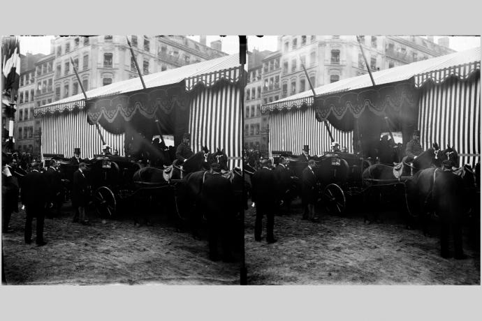 Inauguration du monument à Sadi Carnot par Emile Loubet, président de la République : calèche et tribune, photographie NB sur plaque de verre stéréoscopique (04/11/1900, cote : 10PH/33)