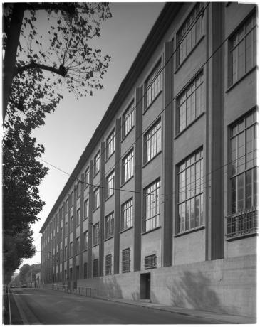 Façade de l'école de tissage : photographie NB, fonds Ito Josué et Jacques Genest (repro interdite, sans date, cote : 115PH)